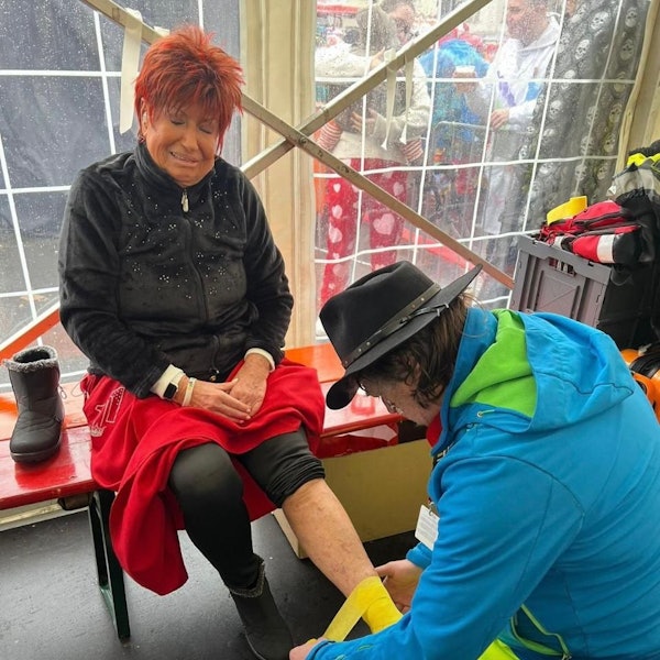 Marita Köllner wird am linken Fuß verbunden.