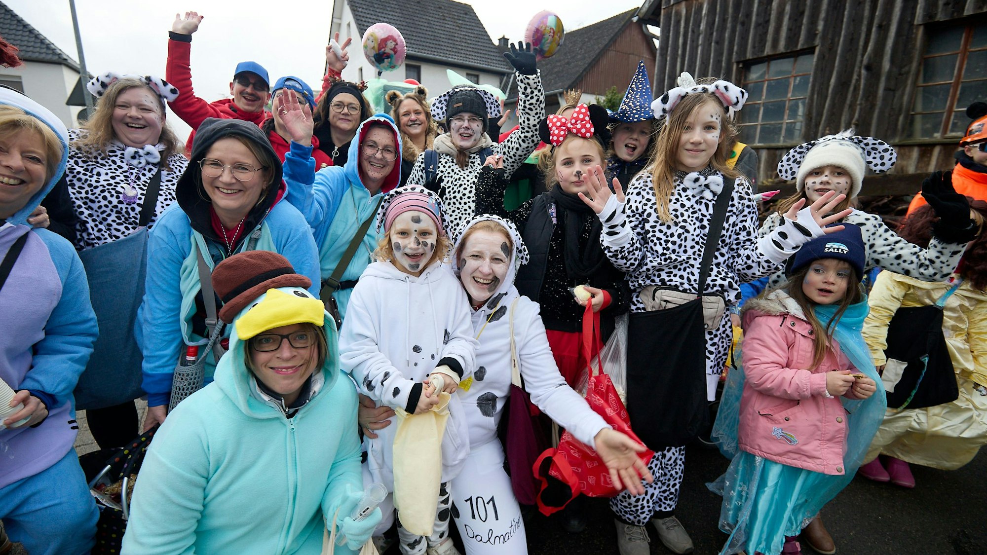 Als 101 Dalmatiner und weitere Disney-Figuren verkleidet ging der SC Wahlen beim Zoch mit.