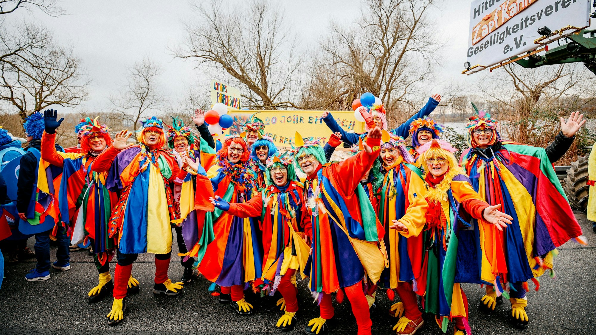 „Lothars Paradiesvögel“ posieren für ein Foto.