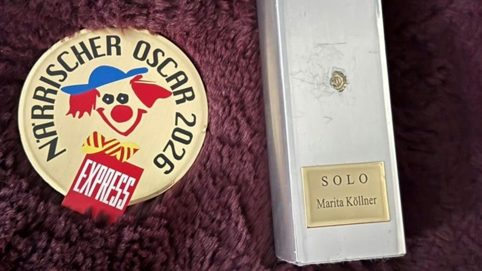 Der zerstörte Pokal vom Närrischen Oscar nach Marita Köllners Sturz.