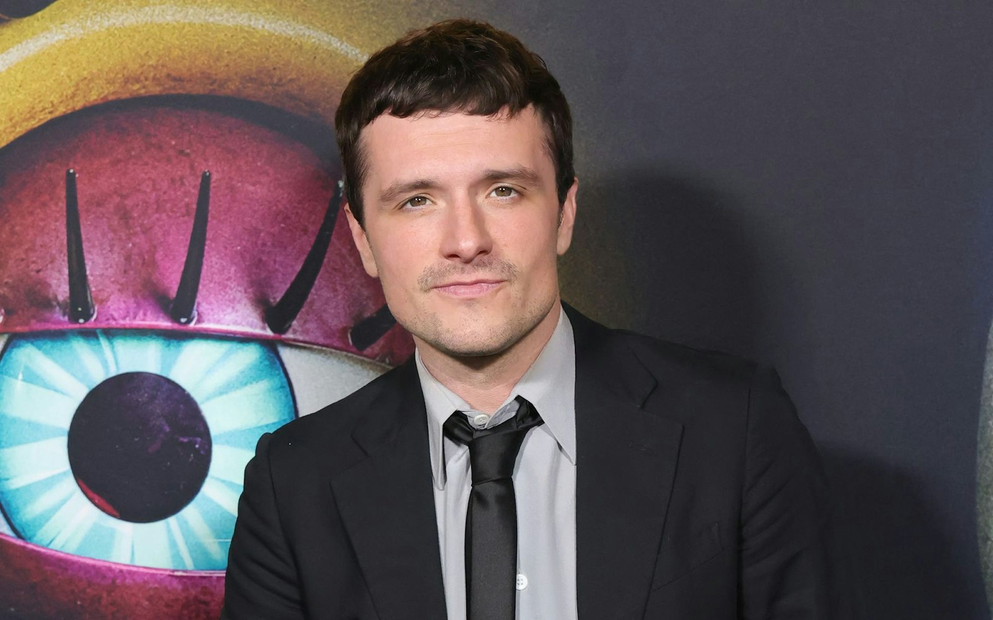 Er stand bereits als Kleinkind für Werbespots vor der Kamera, mit zehn Jahren folgte seine erste kleinere Filmrolle, mit Anfang 20 schaffte er dank der „Panem“-Filmreihe den Durchbruch in Hollywood: Zuletzt war Josh Hutcherson im Horrorfilm „Five Nights at Freddy's“ (2023) sowie im Jason-Statham-Actionkracher „The Beekeeper“ (2024) zu sehen. (Bild: 2025 Getty Images/Kevin Winter)