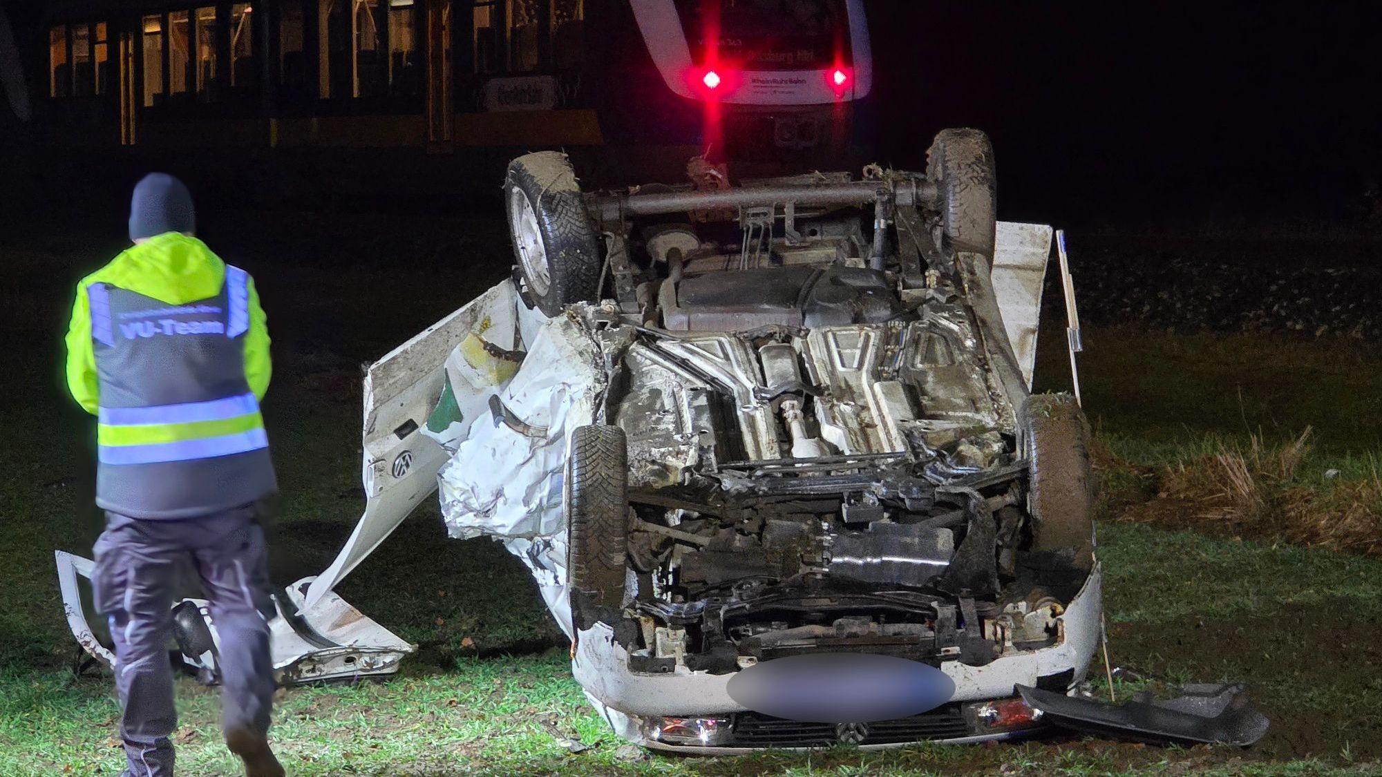 Der Wagen des 18-Jährigen wurde nach der Kollision mit der Regionalbahn in ein angrenzendes Feld geschleudert.