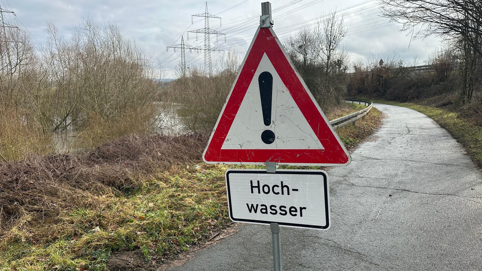 An der Siegbrücke zwischen Sankt Augustin und Siegburg weist diese Schild auf das Hochwasser hin.