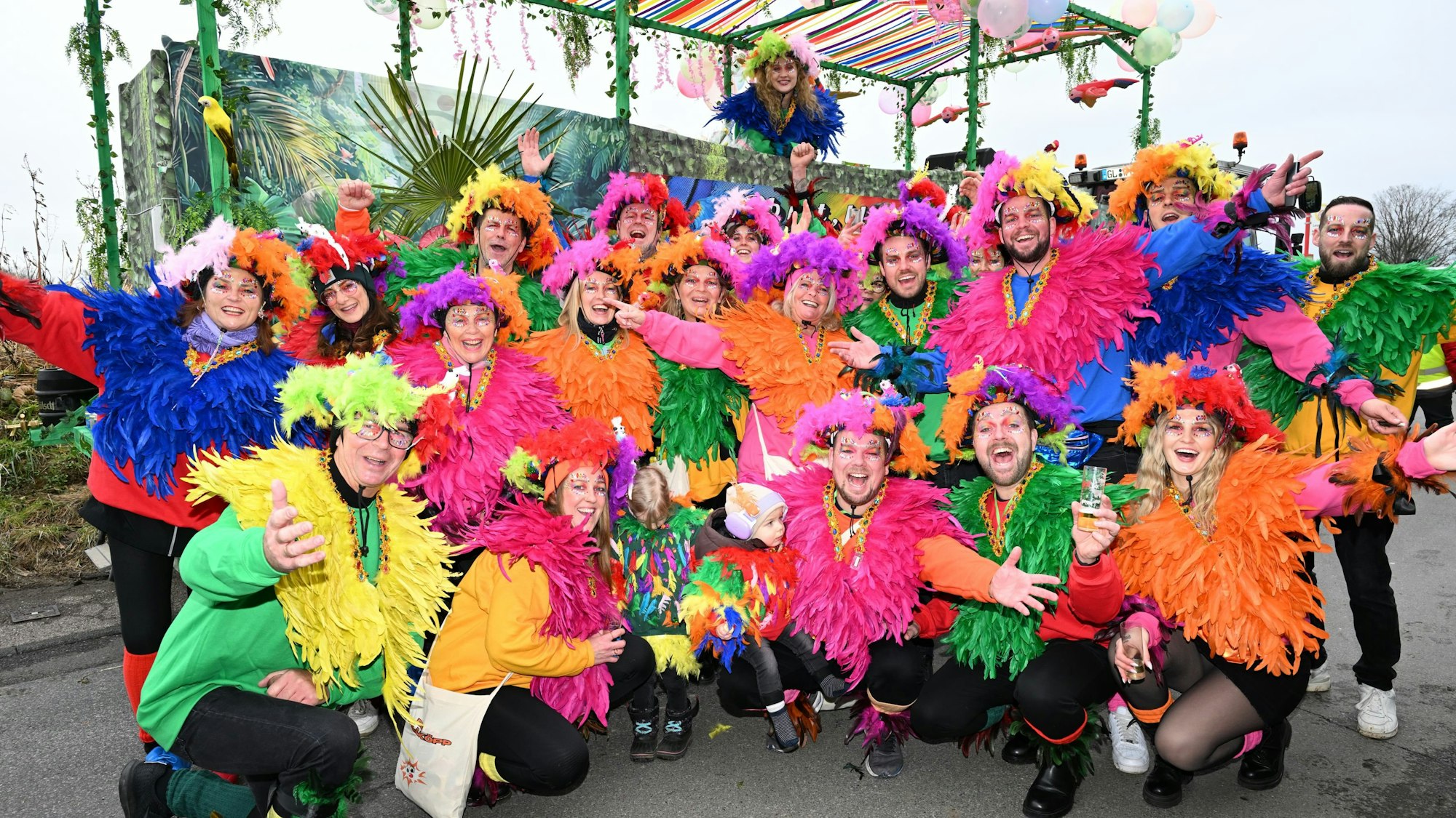 Als Papageien verkleidete Menschen jubeln.