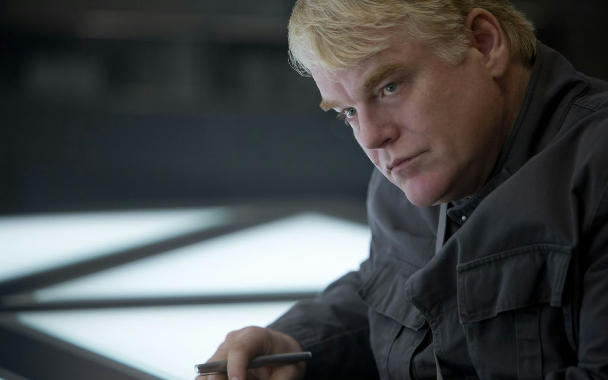 Nachdem der alte Gamemaster von Präsident Snow „abgesägt“ wurde, übernimmt Plutarch Heavensbee (Philip Seymour Hoffman, Bild) beim Jubiläum der Hungerspiele im zweiten Teil der Reihe (“Catching Fire“) das Kommando über die Arena. (Bild: Studiocanal GmbH / Murray Close)
