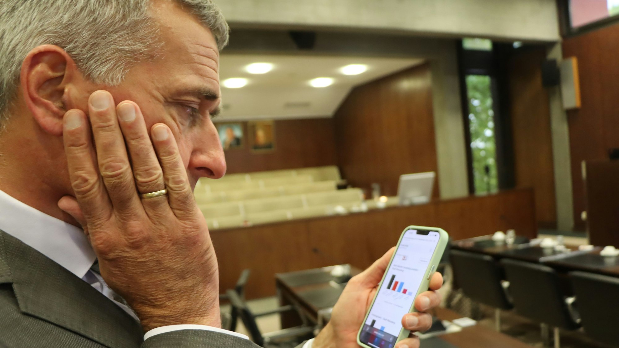 Sorgenvoller Blick: Wesselings Bürgermeister Ralph Manzke muss die Bürgerinnen und Bürge auf mehrere Jahre des Sparens einstimmen.