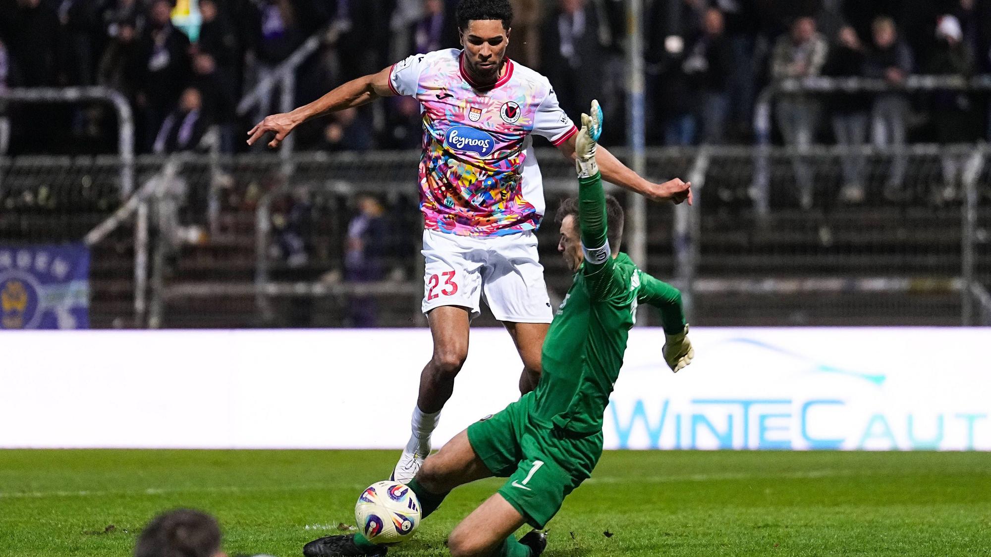 13.02.2026, xydrx, Fußball, 3.Liga, FC Viktoria Köln - FC Erzgebirge Aue, Saison 2025 2026, Sportpark Höhenberg: Benjamin Zank FC Viktoria Köln 23 im Zweikampf gegen Martin Maennel FC Erzgebirge Aue 1 DFB regulations prohibit any use of photographs as image sequences and or quasi-video. Photo: xYannisxDreimannxPressefotoKochx Nordrhein-Westfahlen Deutschland *** 13 02 2026, xydrx, Fußball, 3 Liga, FC Viktoria Köln FC Erzgebirge Aue, Saison 2025 2026, Sportpark Höhenberg Benjamin Zank FC Viktoria Köln 23 im Zweikampf gegen Martin Maennel FC Erzgebirge Aue 1 DFB regulations prohibit any use of photographs as image sequences and or quasi video Photo xYannisxDreimannxPressefotoKochx Nordrhein Westfahlen Germany