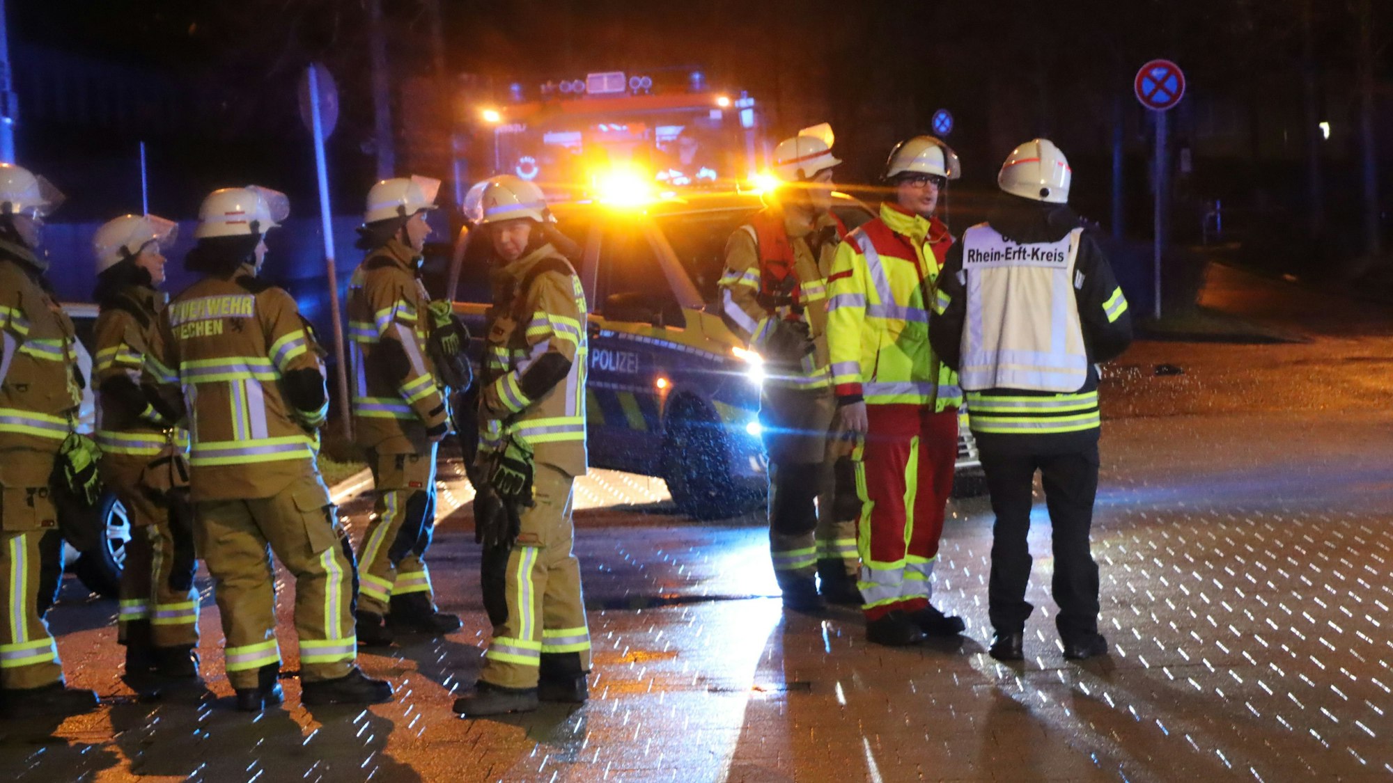 Rettungskräfte und Notärzte unter anderem aus Brühl, Wesseling und Hürth waren am Einsatzort.