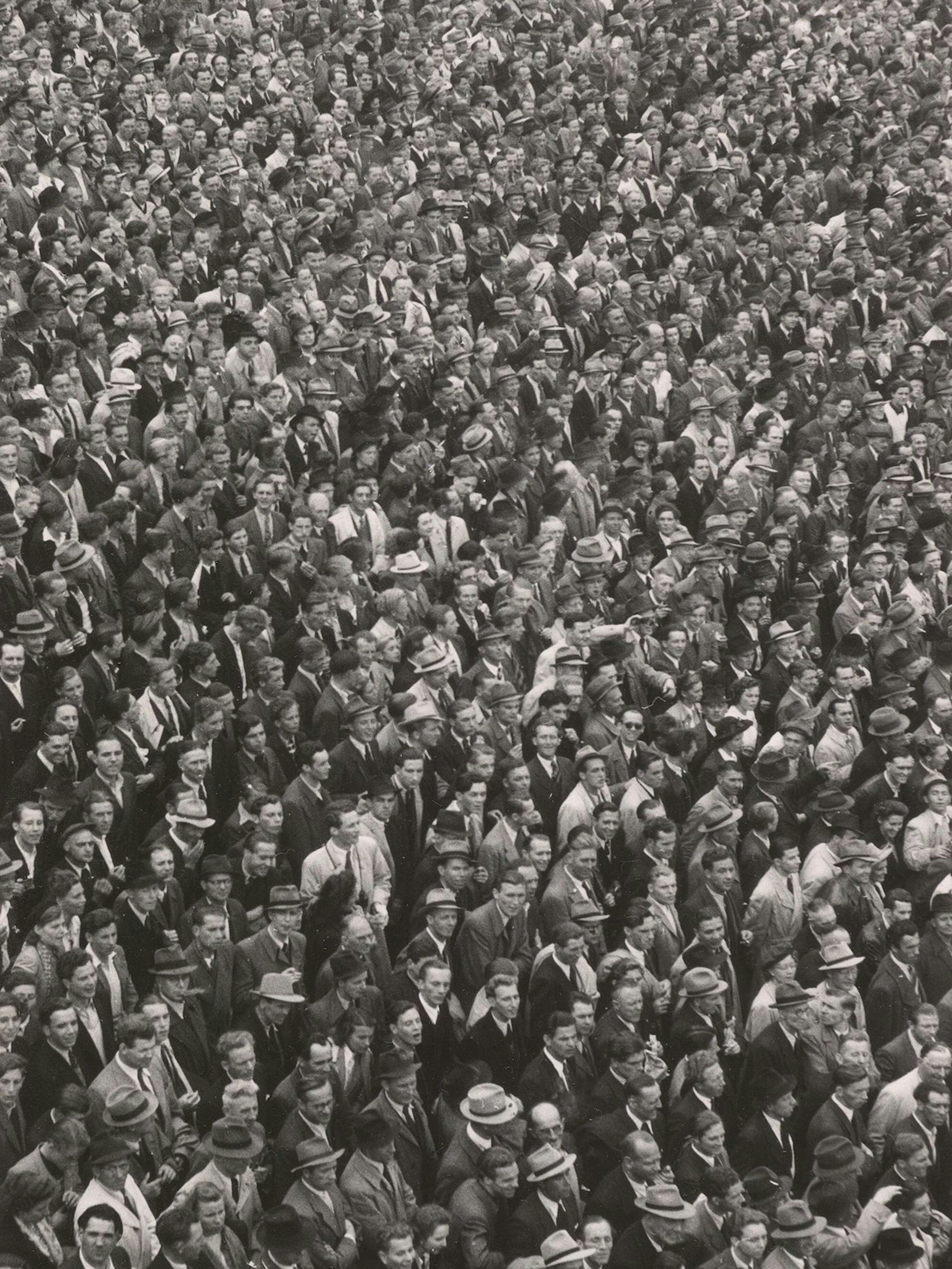 Männer stehen dicht gedrängt nebeneinander.