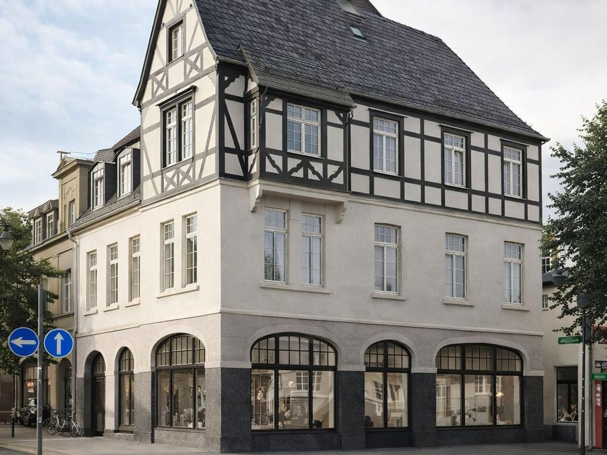 Ein Entwurf für ein Gebäude mit bogenförmigen Schaufenstern.