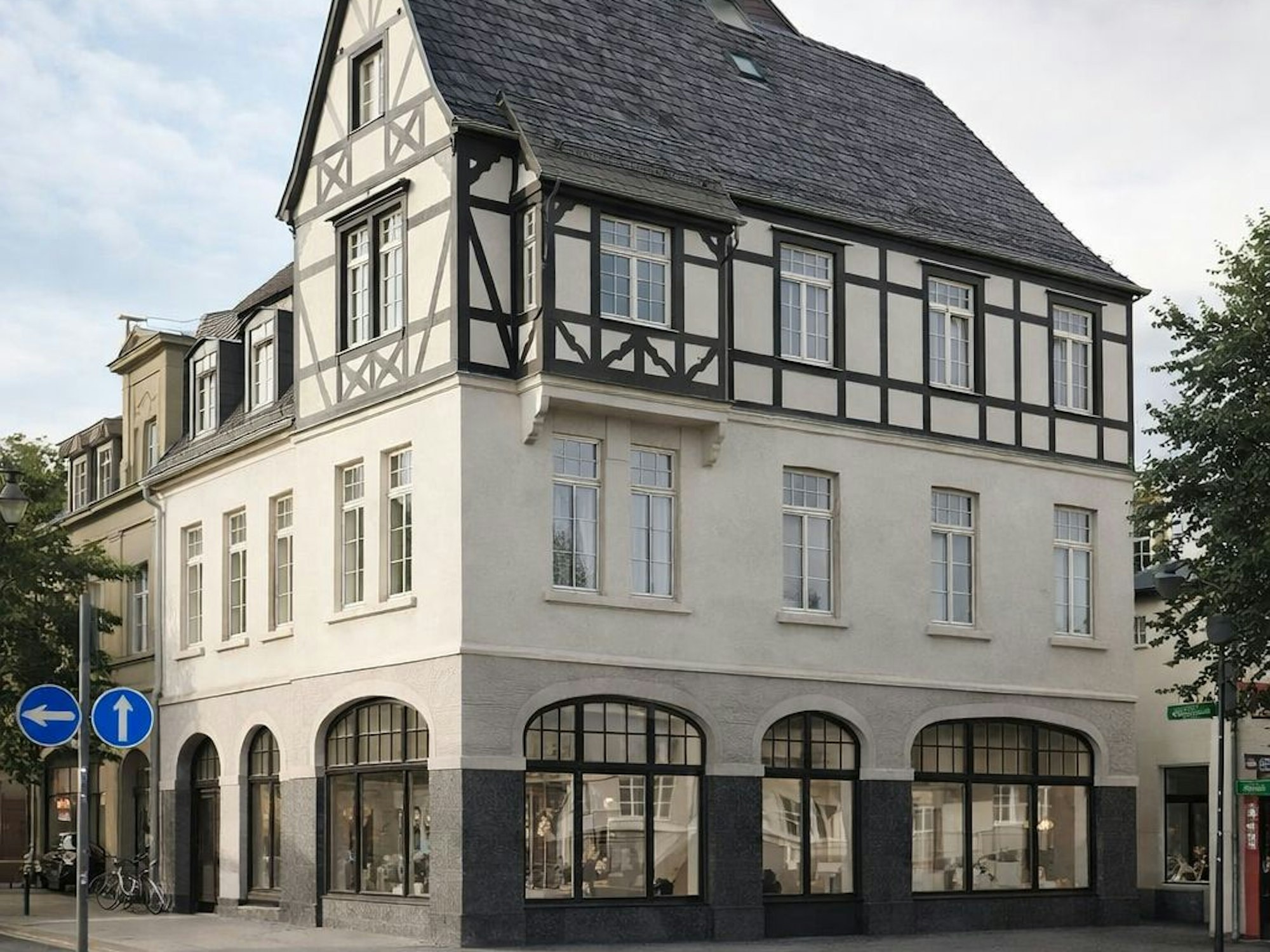 Ein Entwurf für ein Gebäude mit bogenförmigen Schaufenstern.