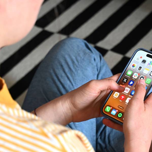 SYMBOLBILD – 17.05.2025, Sachsen, Leipzig: Eine Jugendliche sitzt auf dem Boden und nutzt ein Smartphone – auf dem Display sind verschiedene Apps zu sehen. (zu dpa: „Linke und SPD gegen ein Social-Media-Verbot für Jugendliche“) Foto: Elisa Schu/dpa +++ dpa-Bildfunk +++