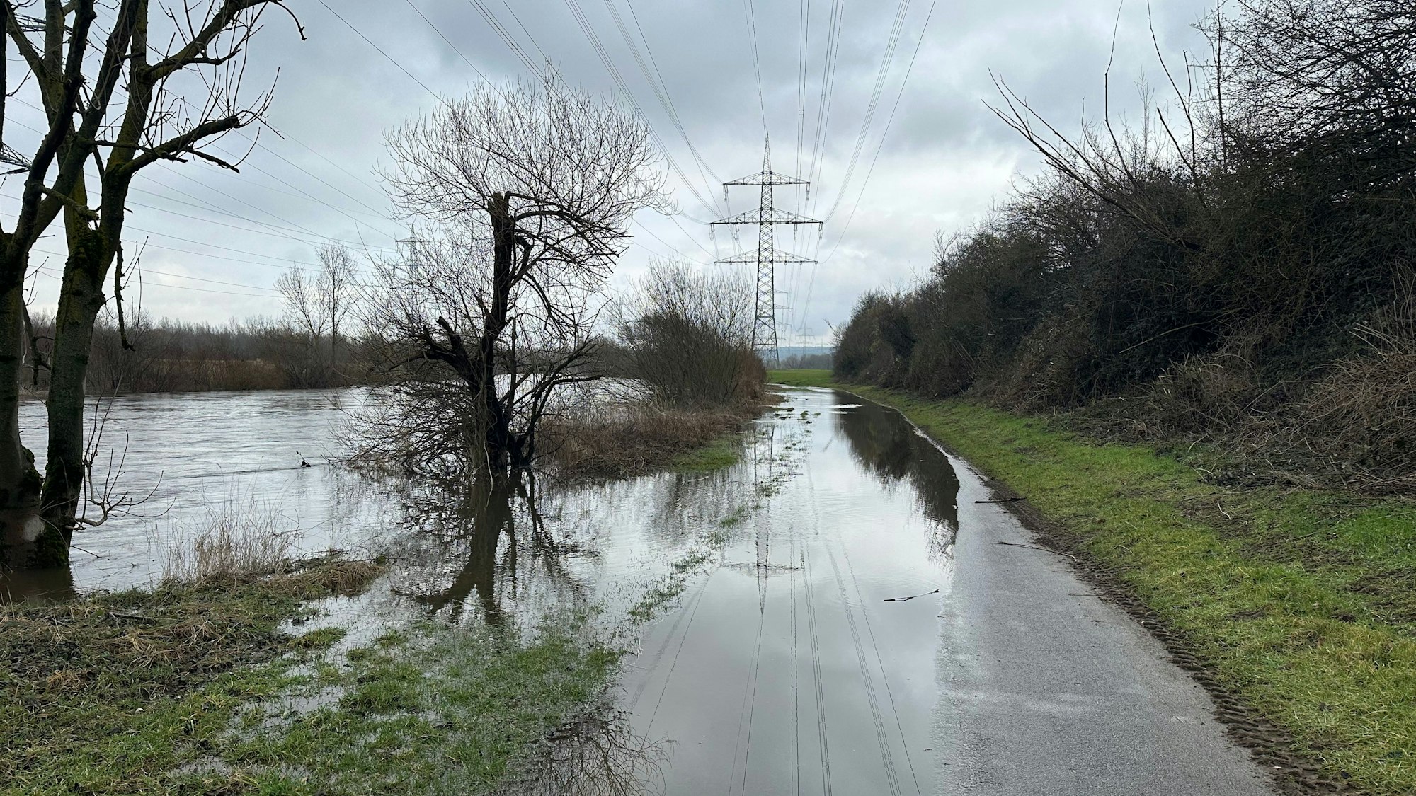 Der Uferweg entlang der Sieg zwischen Buisdorf und Meindorf auf Sankt Augustiner Seite ist derzeit überschwemmt.