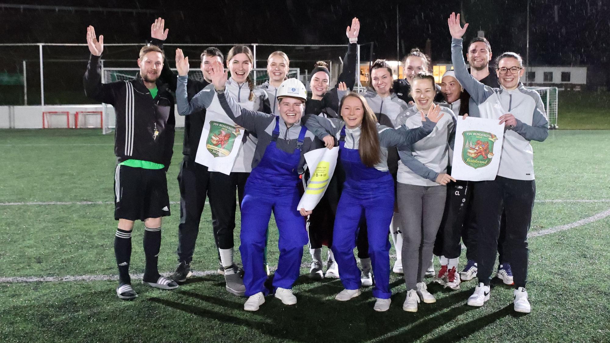 Die Fußballerinnen und Fußballer rufen Alaaf in Trainingskleidung und Kostüm.