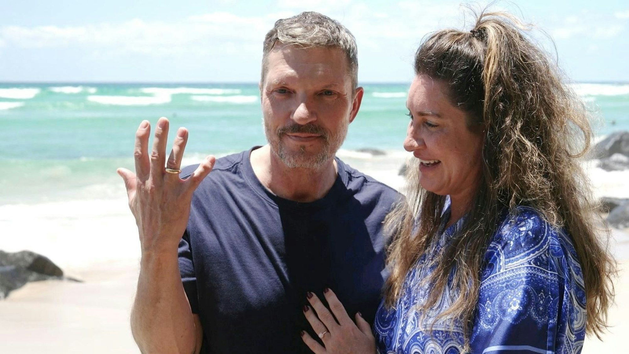 Der verschollen geglaubte Ehering von Hardy Krüger junior ist wieder da: Ein Hobby-Schatzsucher fand ihn am Strand. (Bild: RTL)