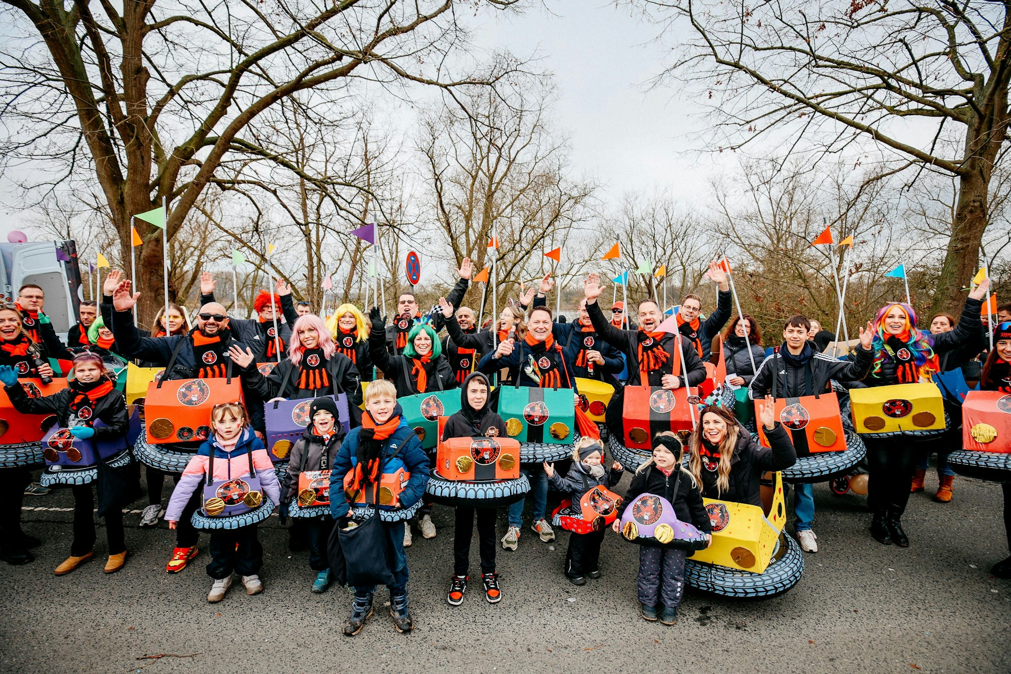 Im Rahmen einer gemeinsamen Bastelaktion entstanden die Autoscooter-Kostüme der „Karnevalsfründe Hitdorf 1994“.