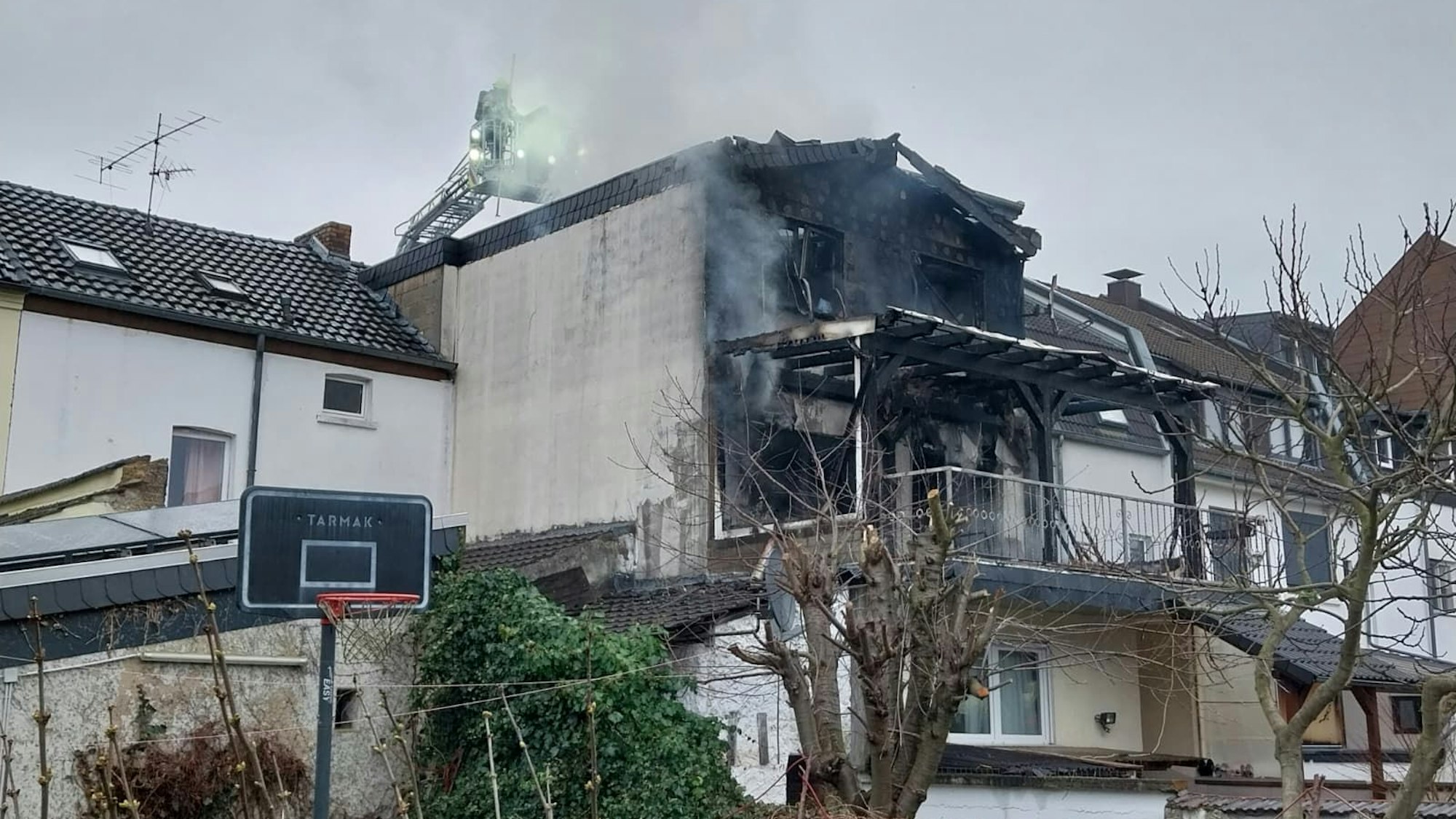 Die Dachgeschosswohnung und der Dachstuhl brannten aus..