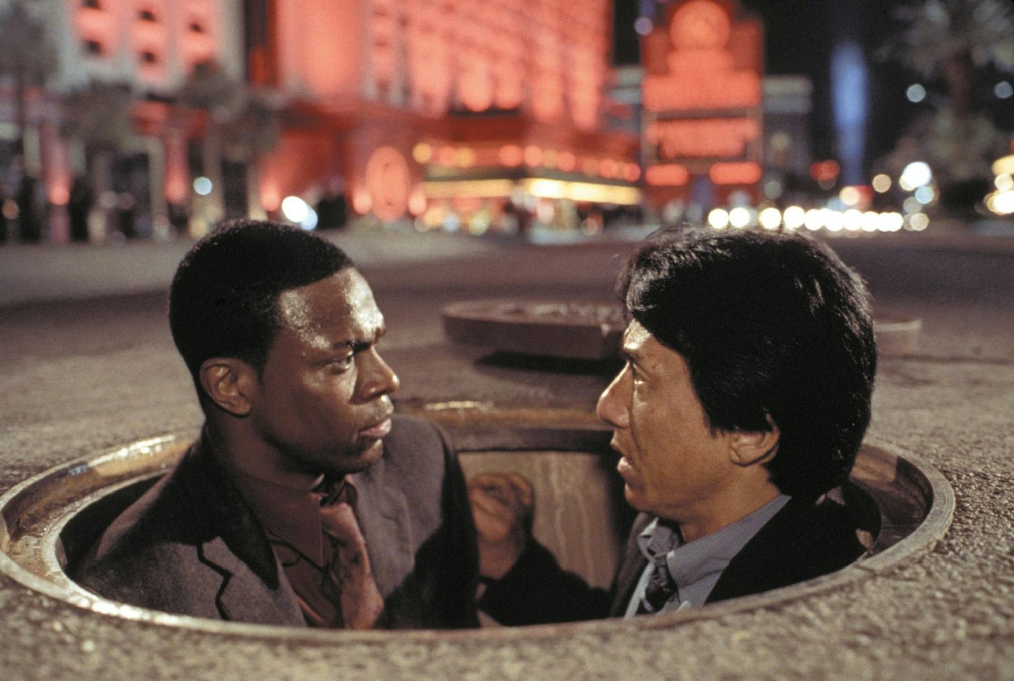 Obenauf in „Rush Hour 2“: Jackie Chan (rechts) und Chris Tucker. (Bild: RTL / MMI New Line Productions, Inc.)