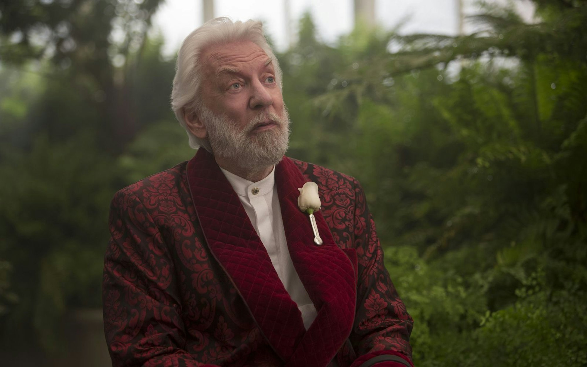 Mit eiserner Faust herrscht Präsident Coriolanus Snow (Donald Sutherland) über Panem und erstickt jede Hoffnung auf Veränderung im Keim - bis sich Katniss ihm in den Weg stellt. (Bild: Studiocanal GmbH / Murray Close)