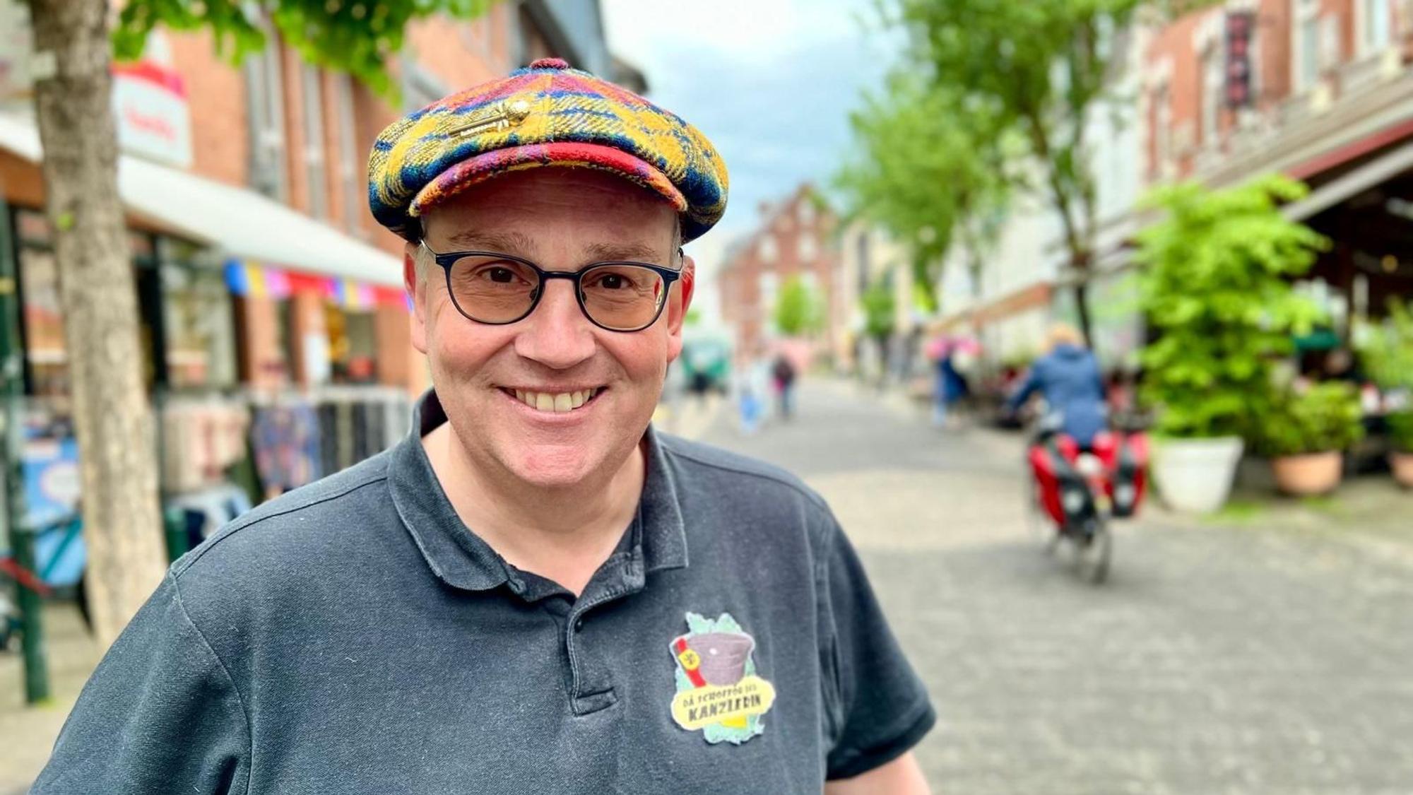 Jens Singer alias „Dä Schofför des Kanzlers“ in der Schlebuscher Fußgängerzone