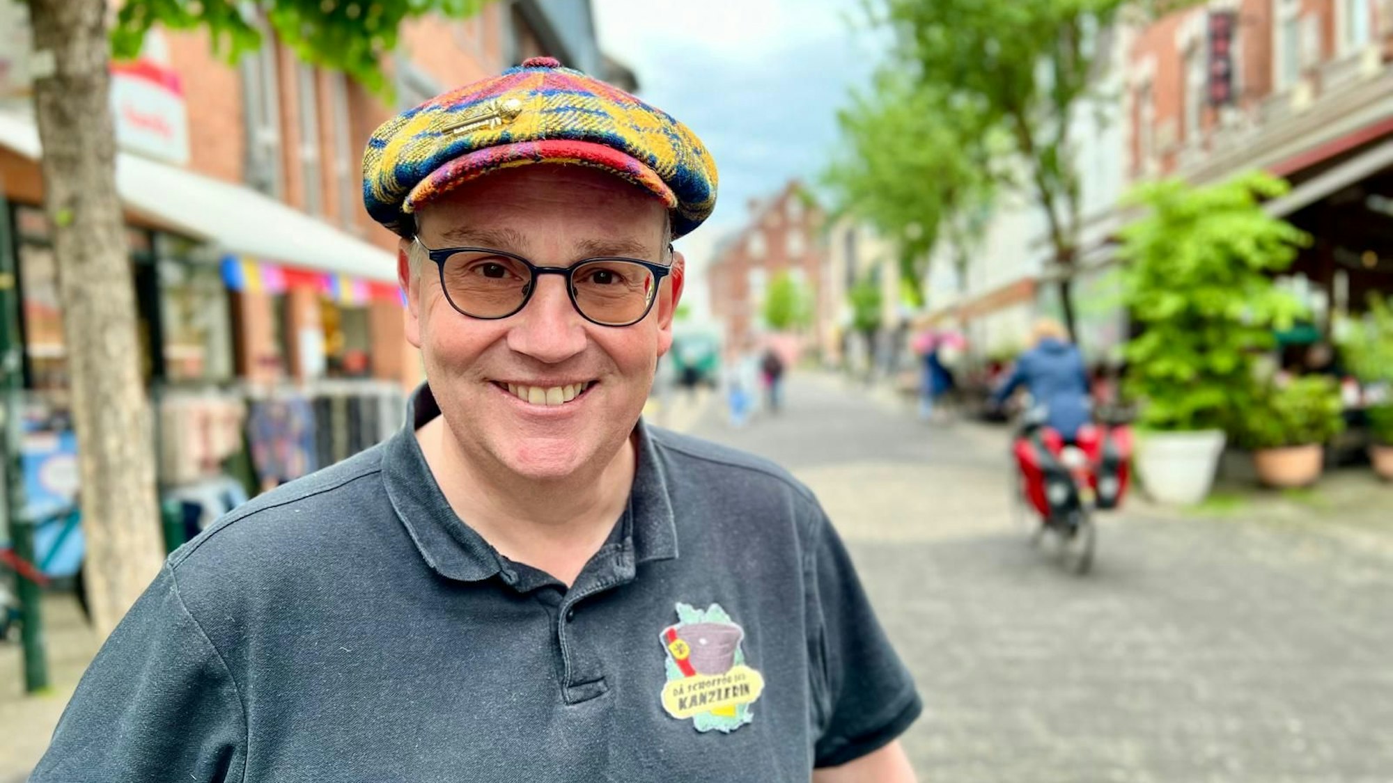 Jens Singer alias „Dä Schofför des Kanzlers“ in der Schlebuscher Fußgängerzone