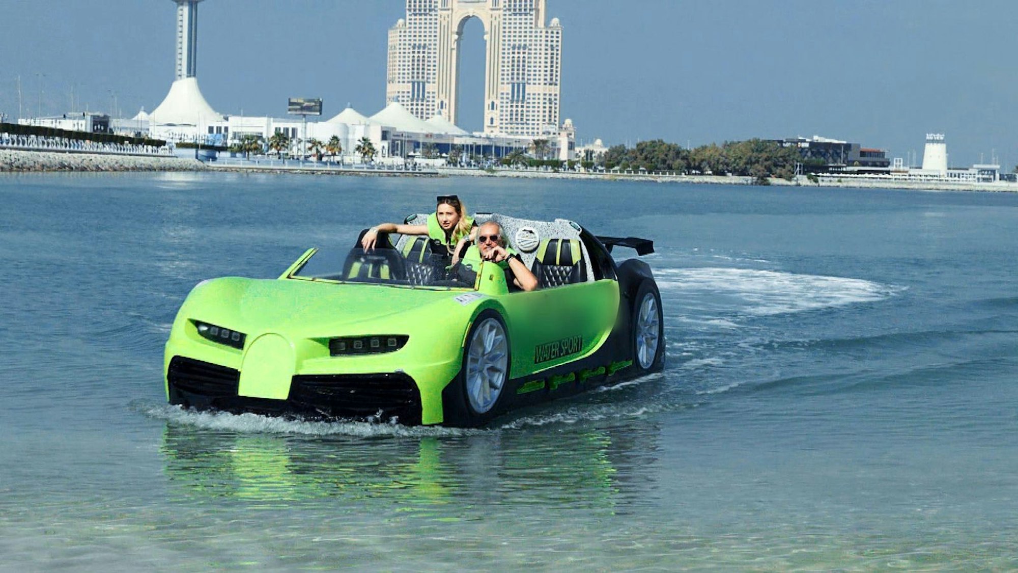 Die Geissens machen einen Ausflug mit sogenannten Jetcars in Abu Dhabi. (Bild: RTLZWEI)