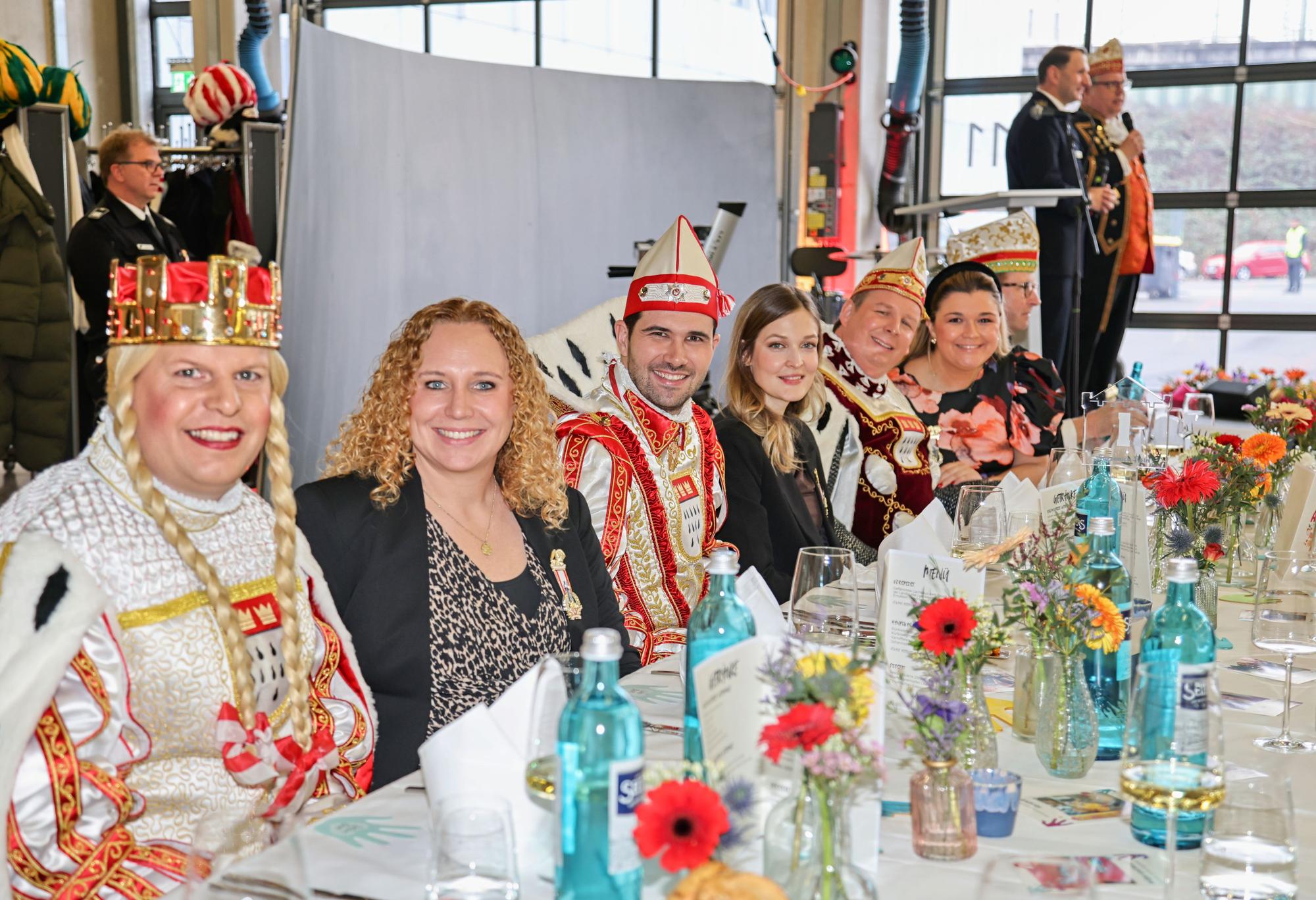 Das Dreigestirn mit ihren Partnerinnen (v.l.) Jungfrau Aenne mit Ehefrau Julia, Prinz Niklas mit Freundin Katrin, Bauer Clemens mit Ehefrau Lara
