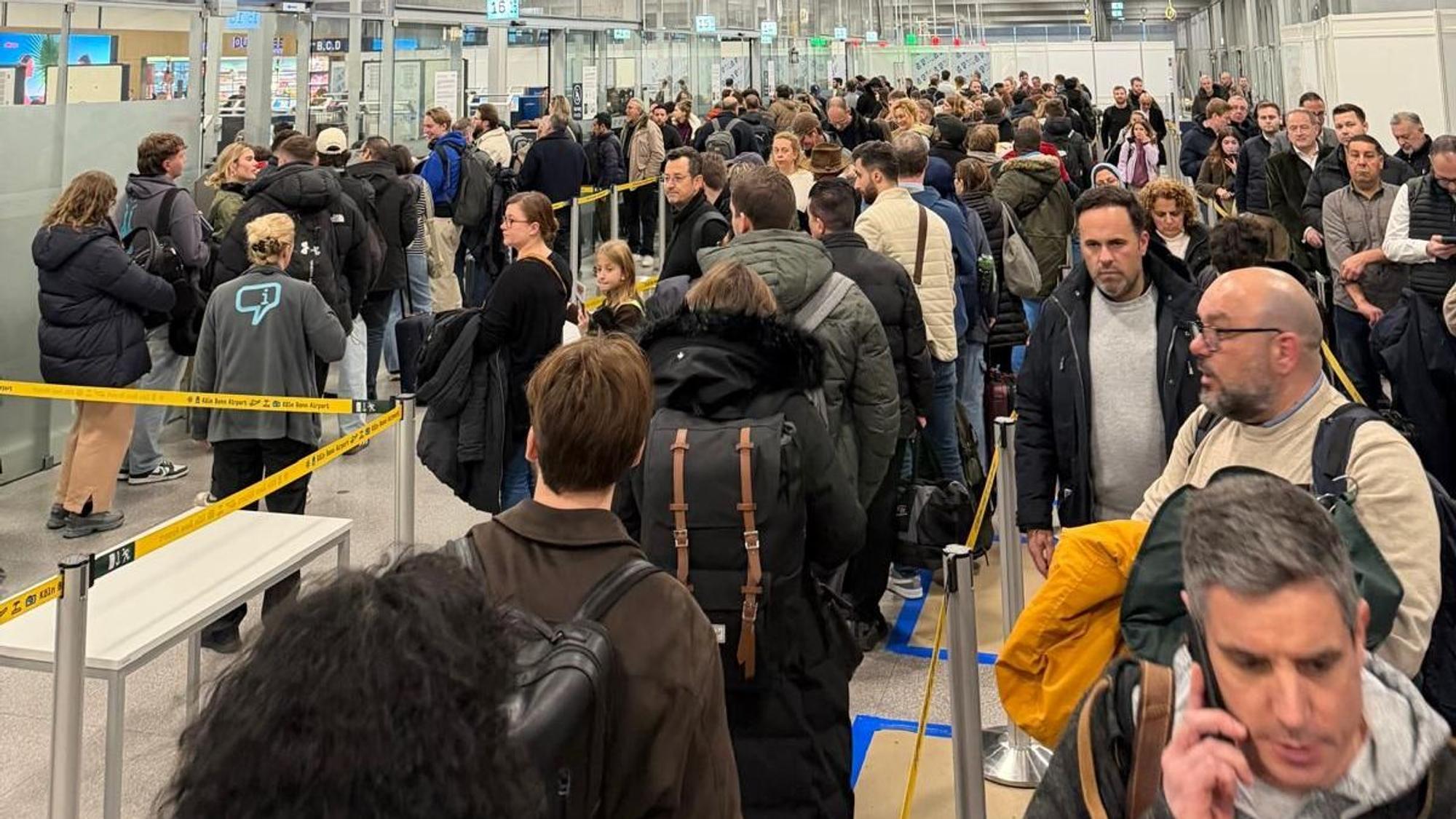 Schlangen am Flughafen Köln/Bonn am 2. Februar 2026