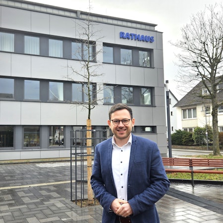 Emmanuel Kunz steht vor dem Anbau an das Kaller Rathaus.