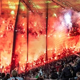 8. November 2025: Die Kölner Fans zünden im Gästeblock in Mönchengladbach zahlreich Pyrotechnik (Archivbild).