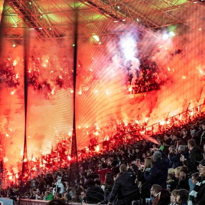 8. November 2025: Die Kölner Fans zünden im Gästeblock in Mönchengladbach zahlreich Pyrotechnik (Archivbild).