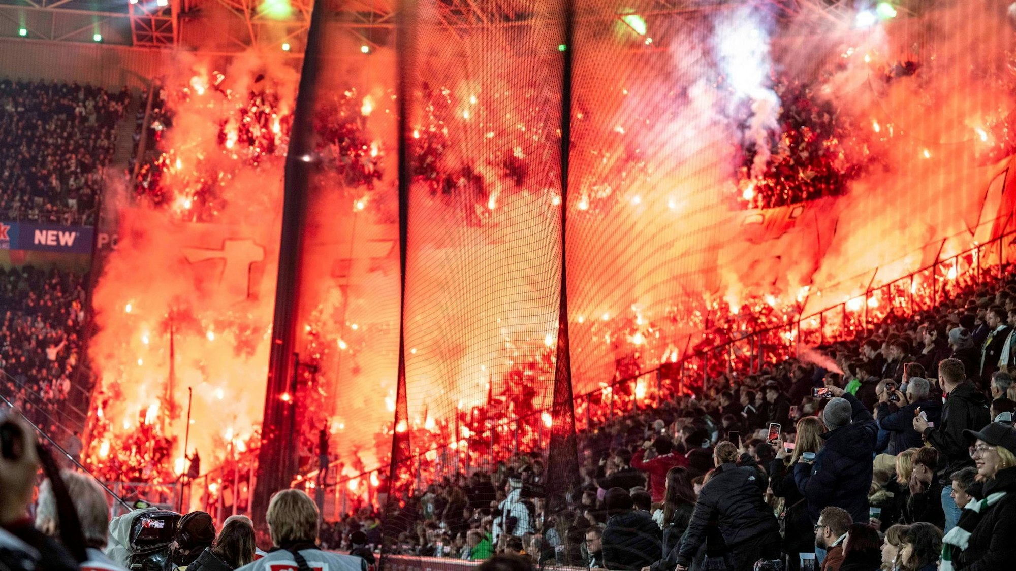 8. November 2025: Die Kölner Fans zünden im Gästeblock in Mönchengladbach zahlreich Pyrotechnik (Archivbild).