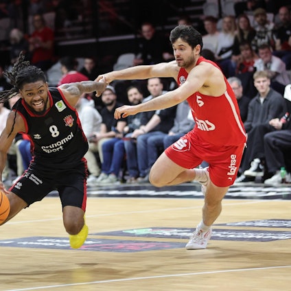 18.01.2026 - Basketball - Saison 2025 2026 - 2. Bundesliga Pro-A - 18. Spieltag: Nürnberg Falcons Basketball Club NBC - Bayer Giants Leverkusen - Sportfoto Zink / DaMa - xdaxmax - Kobe Langley 8, Bayer Giants Leverkusen Tim Köpple Koepple 5, Nürnberg Falcons BC NBC *** 18 01 2026 Basketball Season 2025 2026 2 Bundesliga Pro A 18 Matchday Nuremberg Falcons Basketball Club NBC Bayer Giants Leverkusen Sportfoto Zink DaMa xdaxmax Kobe Langley 8, Bayer Giants Leverkusen Tim Köpple Koepple 5, Nuremberg Falcons BC NBC