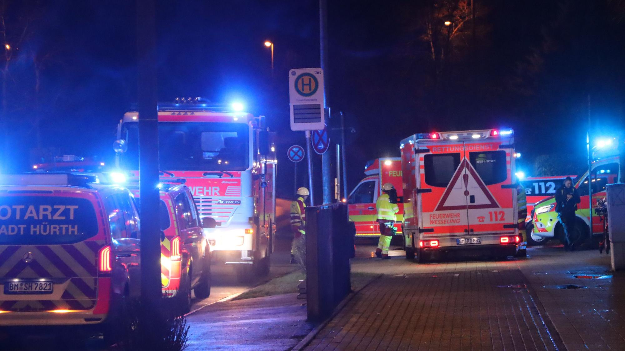 Rettungskräfte und Notärzte unter anderem aus Brühl, Wesseling und Hürth waren am Einsatzort.