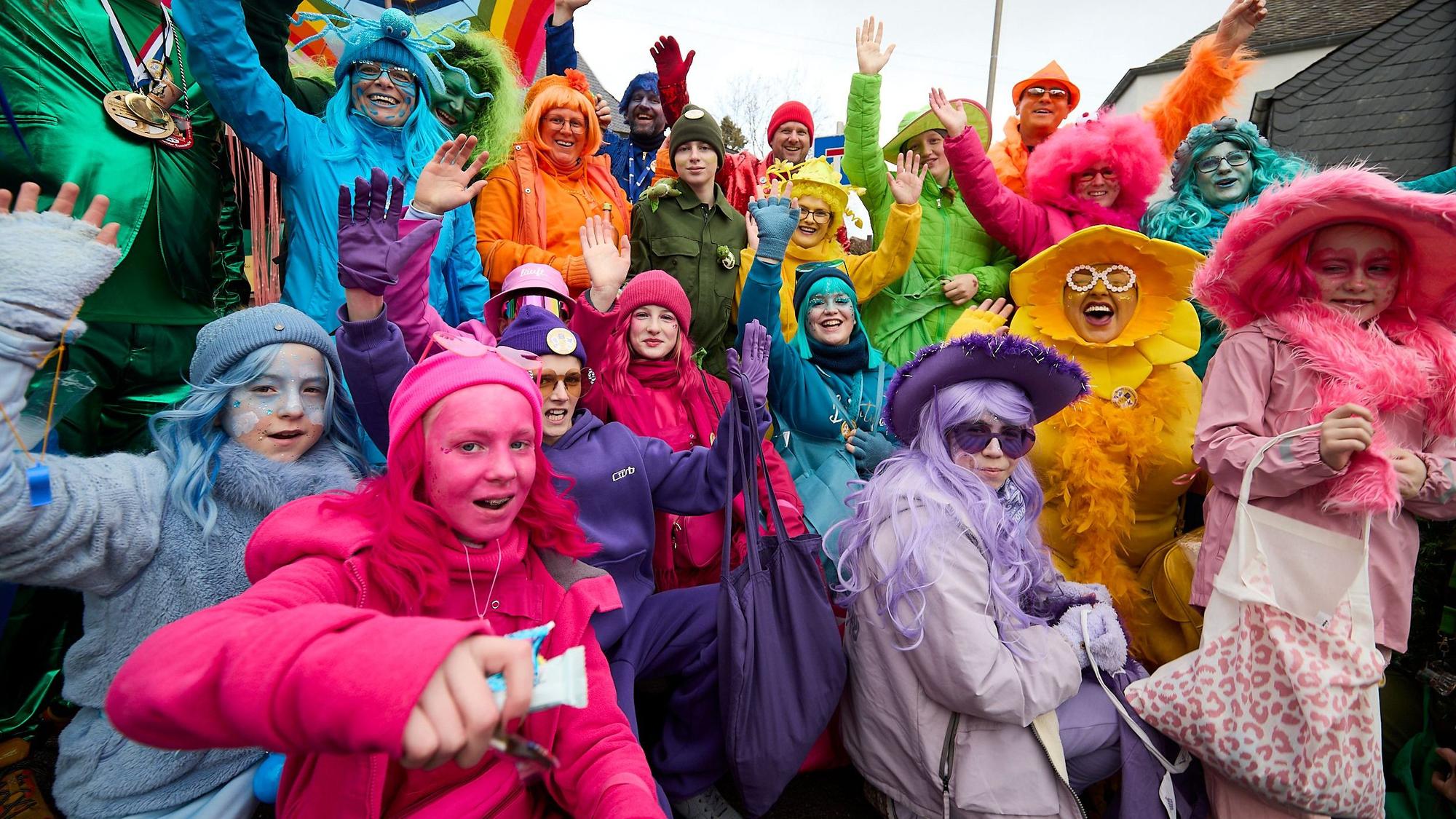 Eine Karnevalsgruppe hatte sich als Farben verkleidet.
