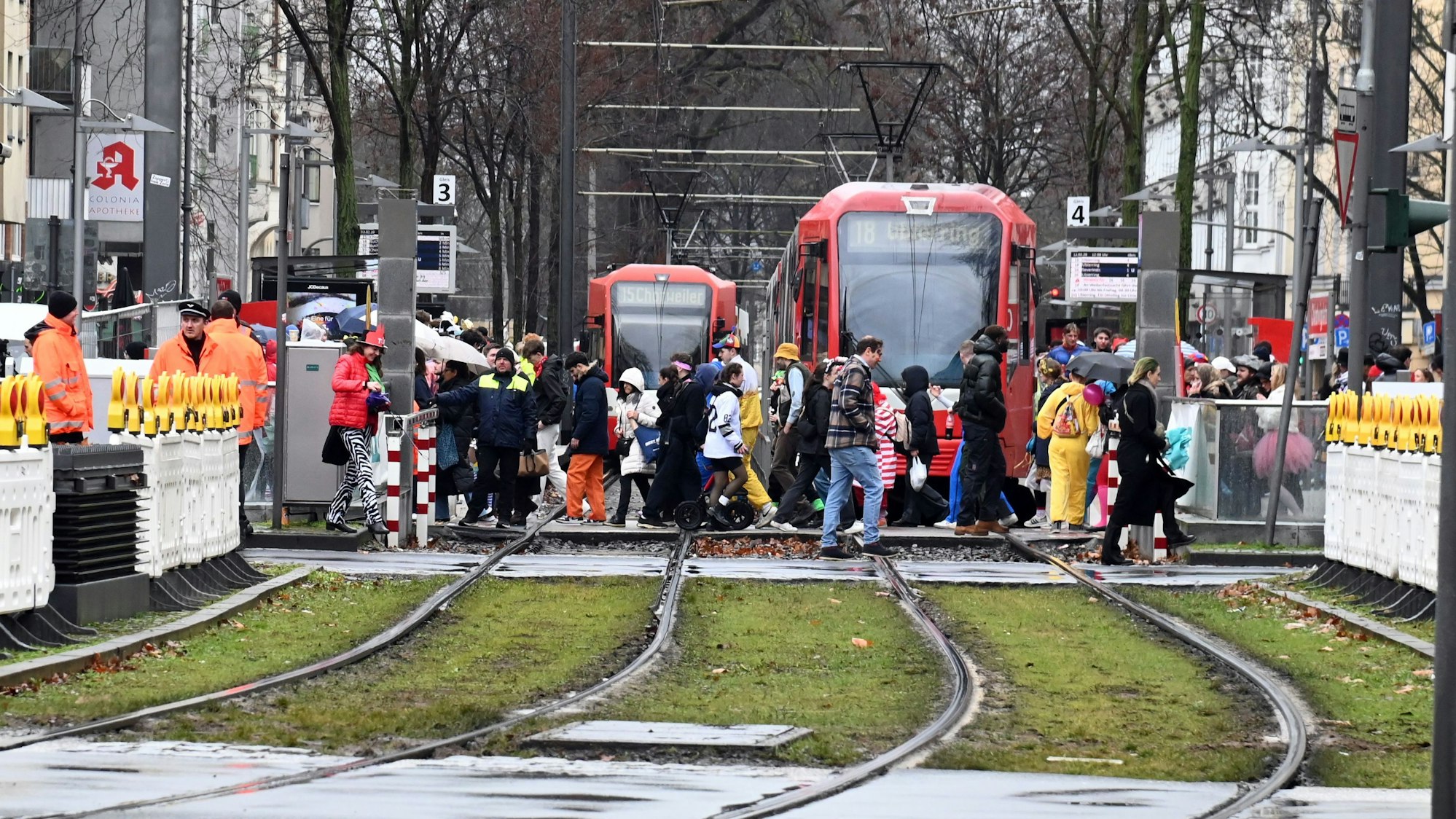 12.02.2026 Köln. Weiberfastnacht. Straßenkarneval. Rund um den Chlodwigplatz. Foto: Alexander Schwaiger
