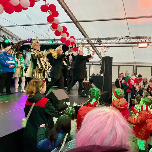 Der Straßenkarneval in Opladen ist eröffnet: Prinz Rogério, KOK-Präsident Peter Rösgen und OB Stefan Hebbel werfen Kamelle in die Menge.