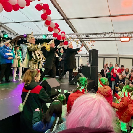 Der Straßenkarneval in Opladen ist eröffnet: Prinz Rogério, KOK-Präsident Peter Rösgen und OB Stefan Hebbel werfen Kamelle in die Menge.