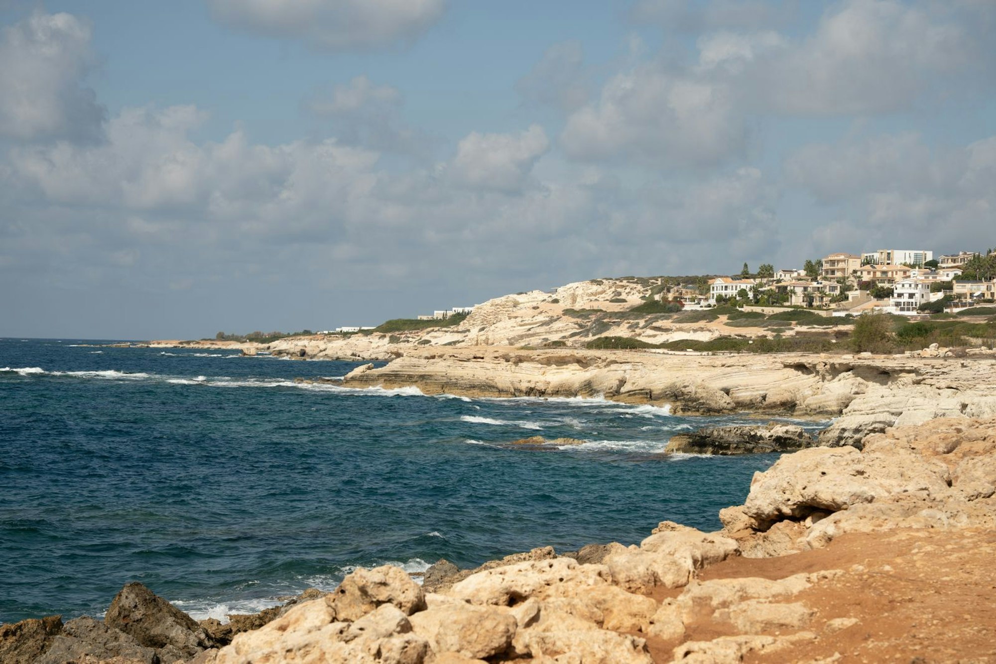 Die deutschen Auswanderer sind sih in der ZDF-Reportage einig: Auf Zypern sind sie glücklich. (Bild: ZDF/Lara Schatz)