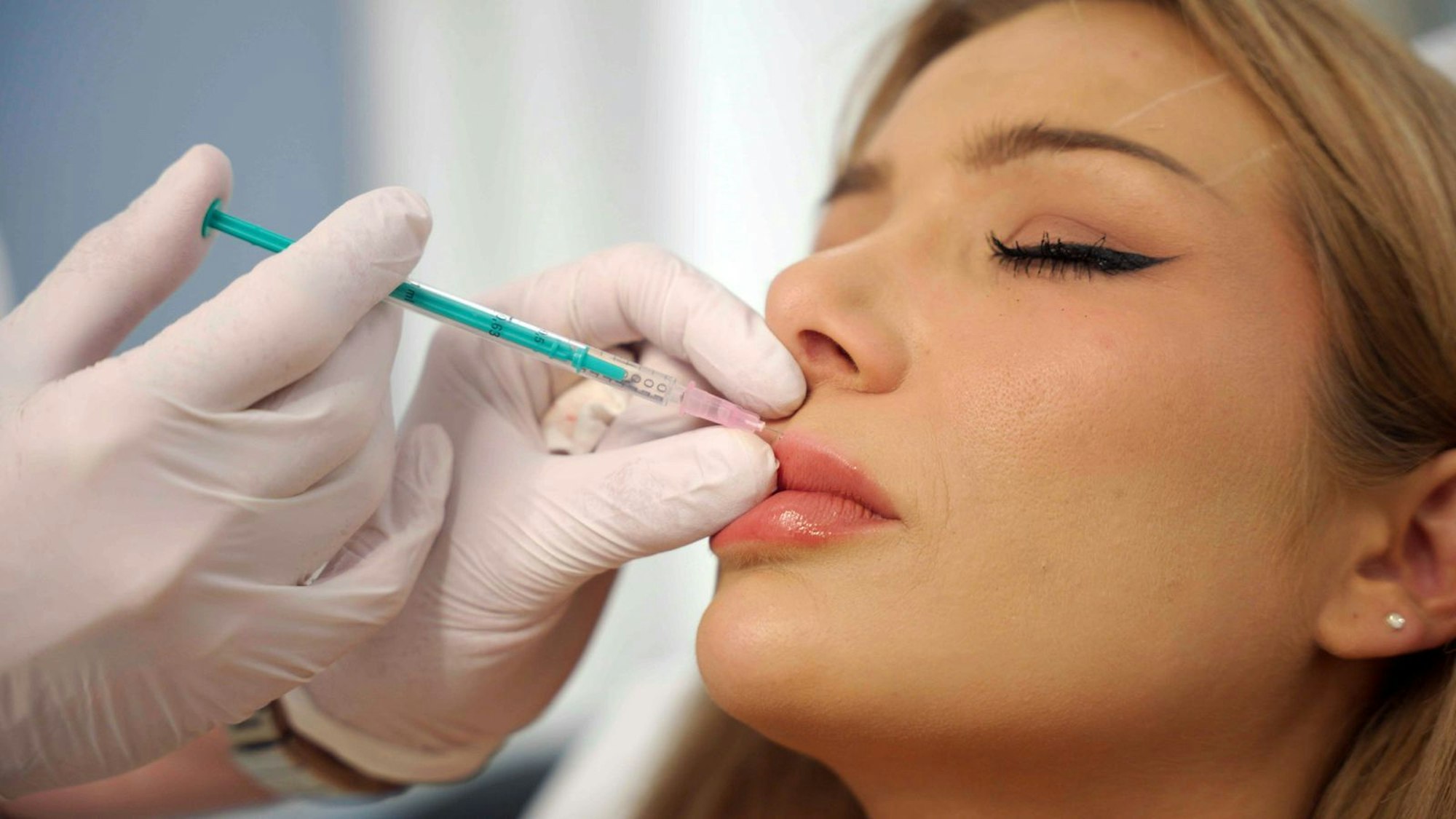 Für die perfekten Lippen nimmt Reality-TV Star Melody schmerzhafte Spritzen in Kauf. (Bild: ZDF/ Matthias Knebl)