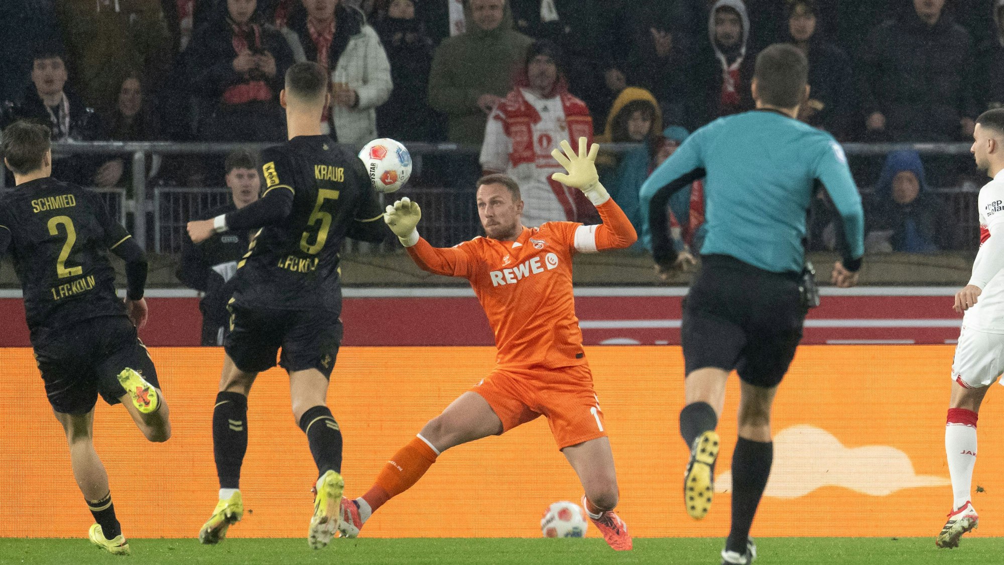 Marvin Schwäbe bei seiner frühen Rettungstat gegen Deniz Undav.