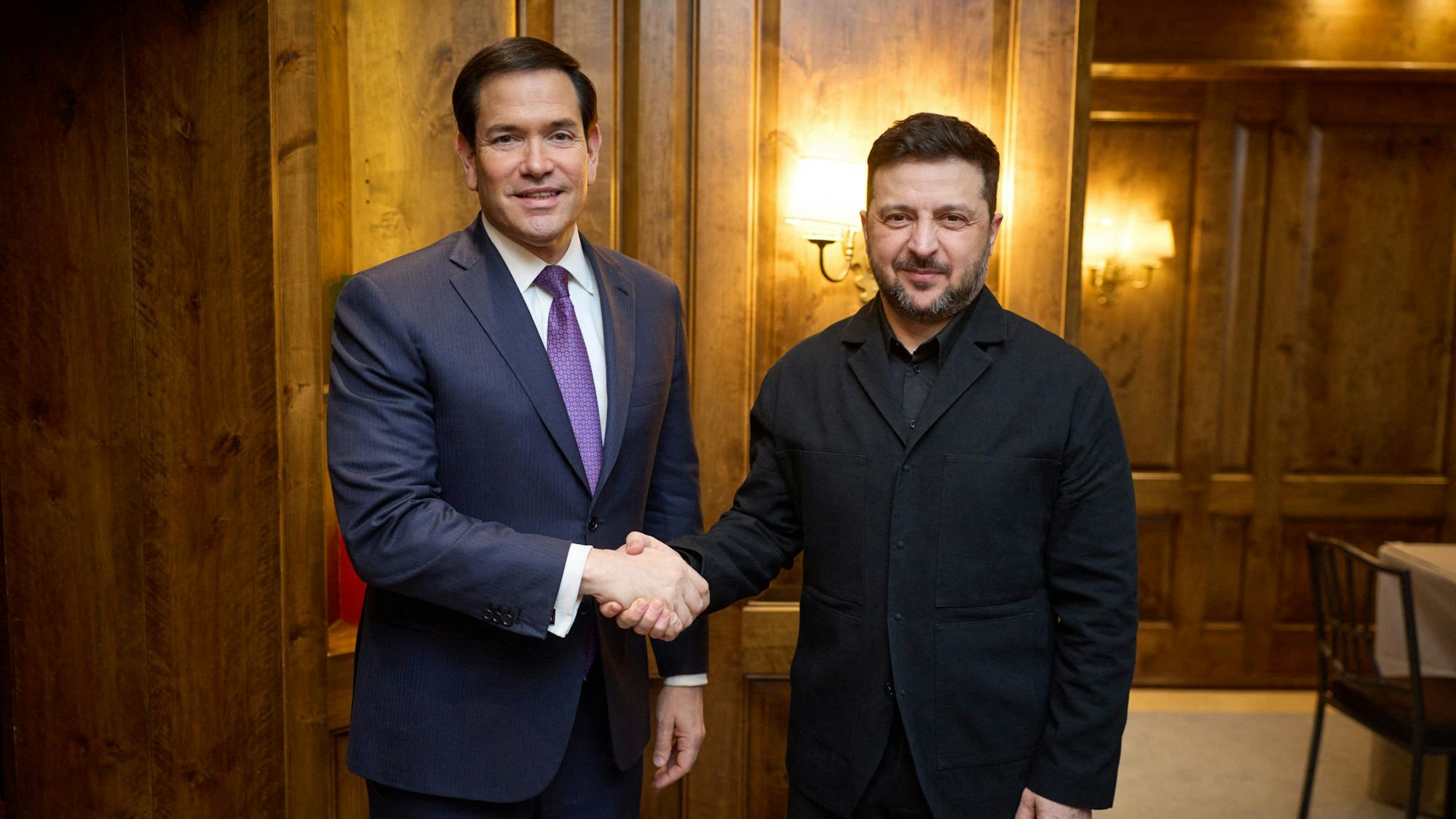 Wolodymyr Selenskyj (r.) begrüßt US-Außenminister Marco Rubio bei der 62. Münchner Sicherheitskonferenz mit einem Handschlag. Das vom ukrainischen Präsidialamt am 14. Februar 2026 veröffentlichte Foto zeigt das Treffen der beiden Politiker in München.