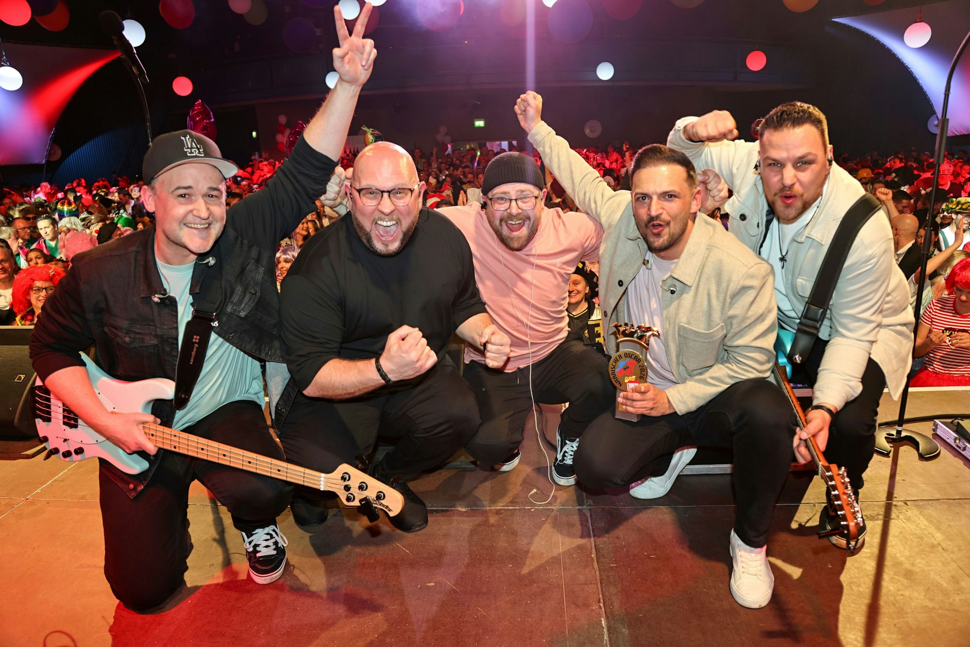 Die Band Bel Air feiert auf der Bühne den Närrischen Oscar.