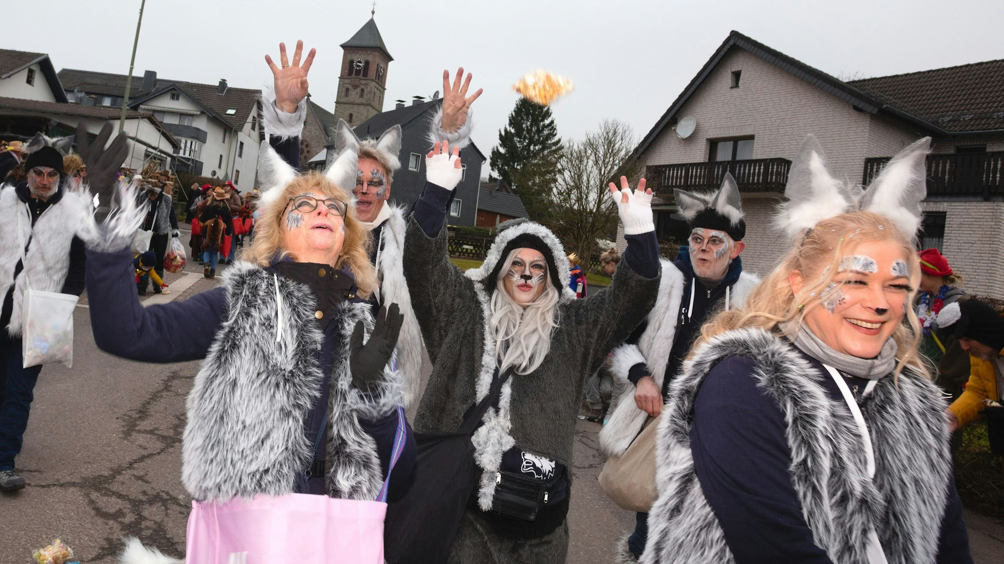 Die Walking-Footballer des SSV Süng sind als Silberfüchse verkleidet und gehen beim Karnevalszug in Hartegasse mit.