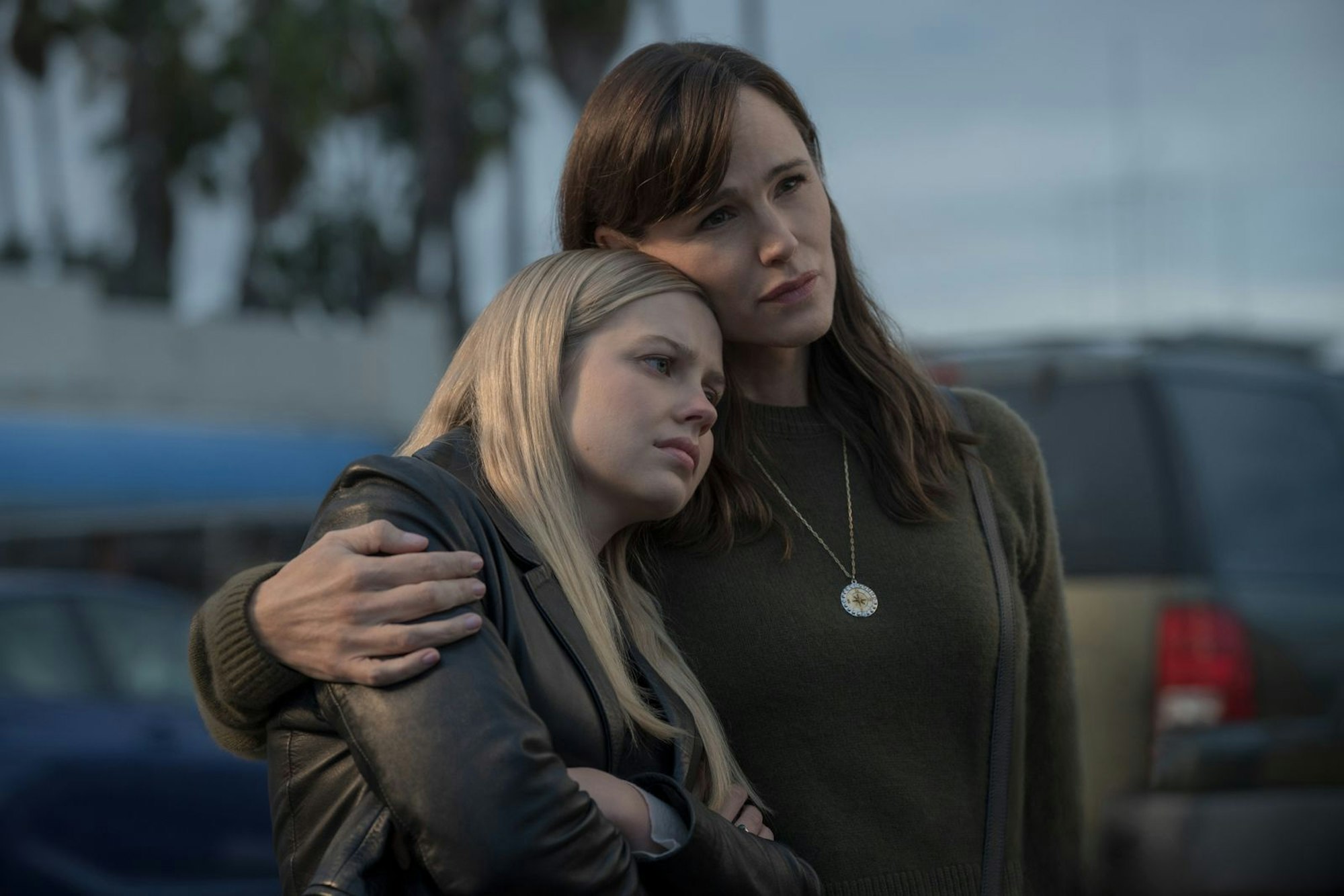 In der zweiten Staffel von „Beschütze sie“ befinden sich Bailey (Angourie Rice, links) und Hannah (Jennifer Garner) noch immer auf der Flucht. (Bild: Apple TV+/Michael Becker)