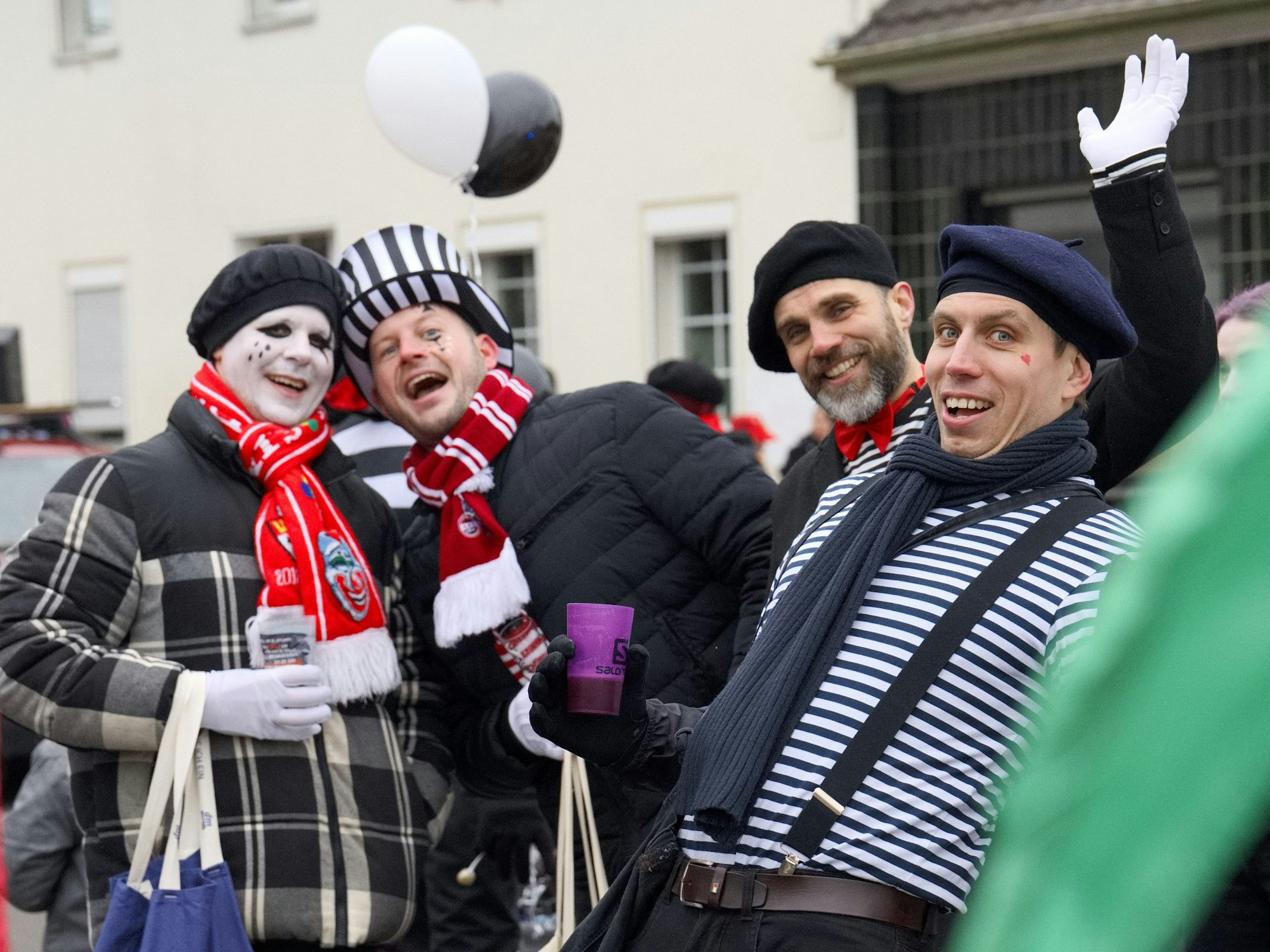 Hauptsache dabei im Straßenkarneval in Bessenich, das kalte Wetter war den Jecken egal.