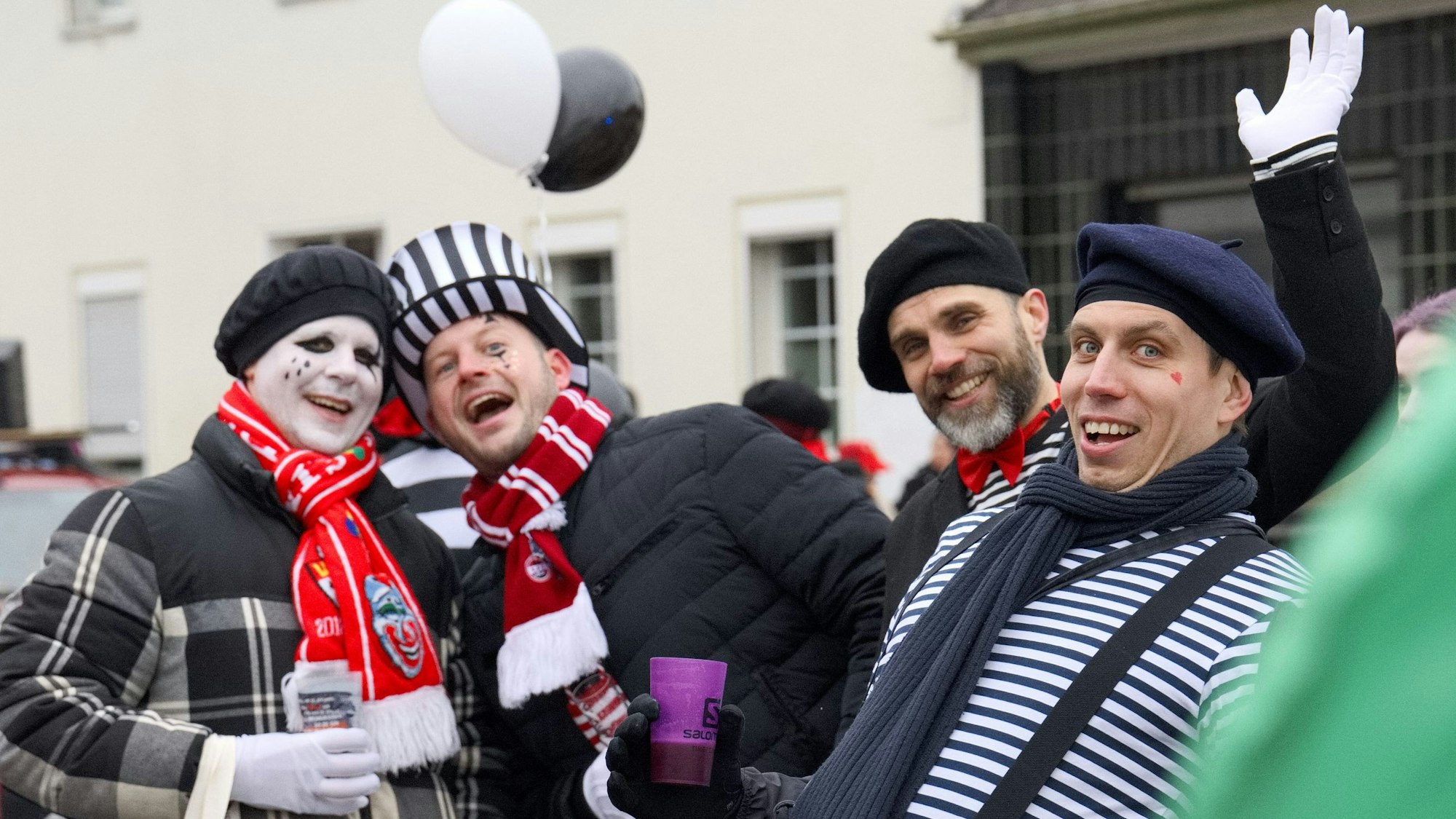 Hauptsache dabei im Straßenkarneval in Bessenich. Das kalte Wetter war den Jecken egal.