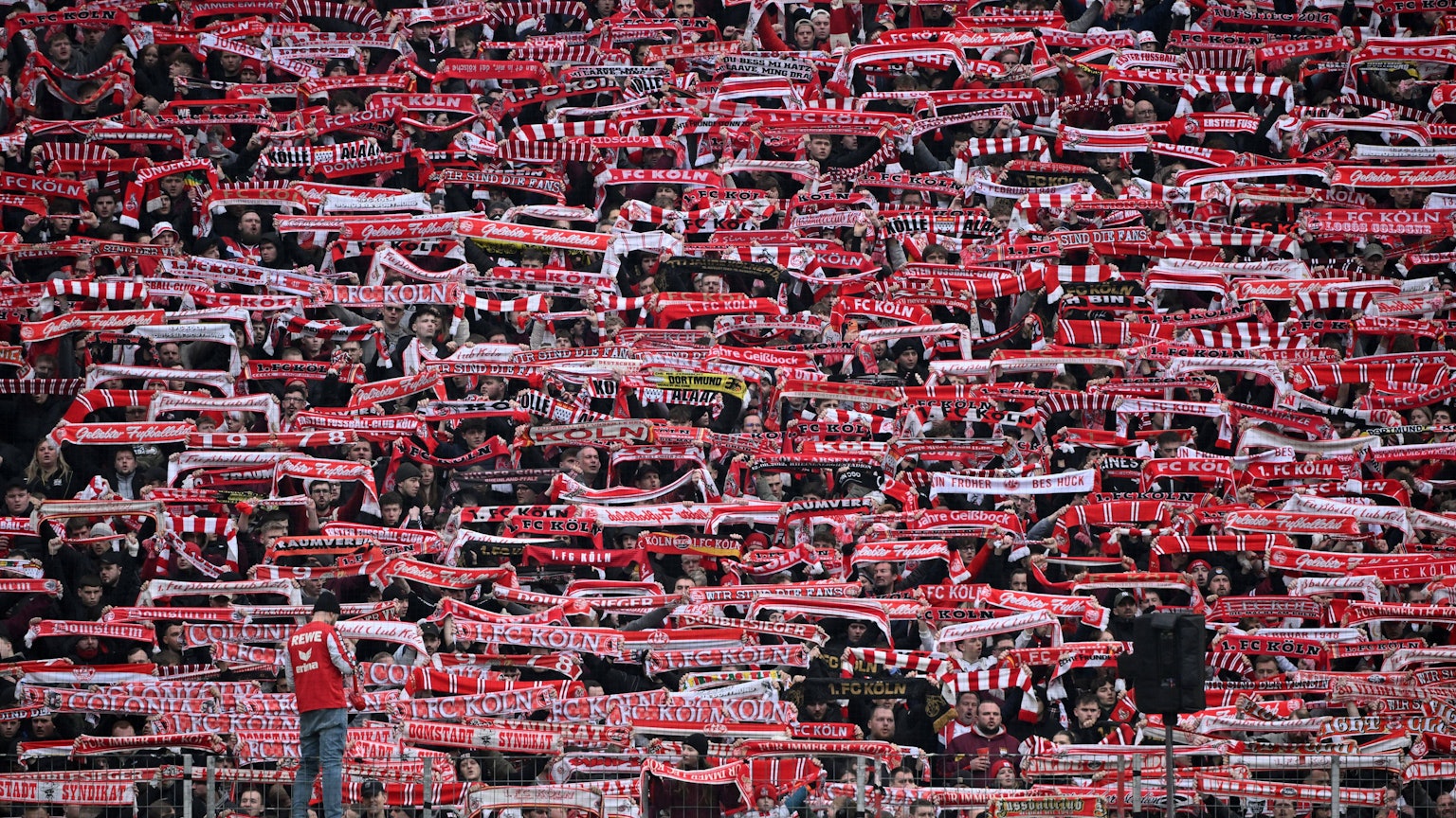 Fans des 1. FC Köln im Rhein-Stadion