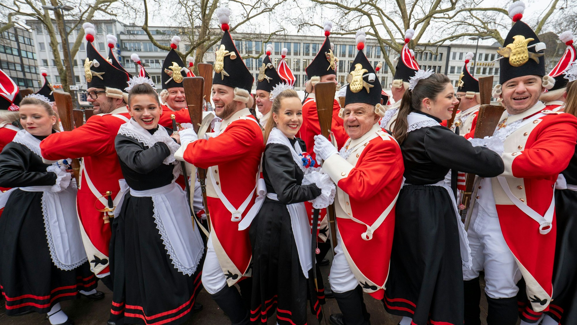 Die Roten Funken feiern beim Funken-Biwak.
