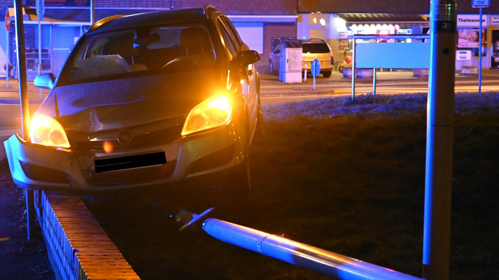In Frechen war ein Pkw von der Straße abgekommen und gegen eine Straßenlaterne geprallt.